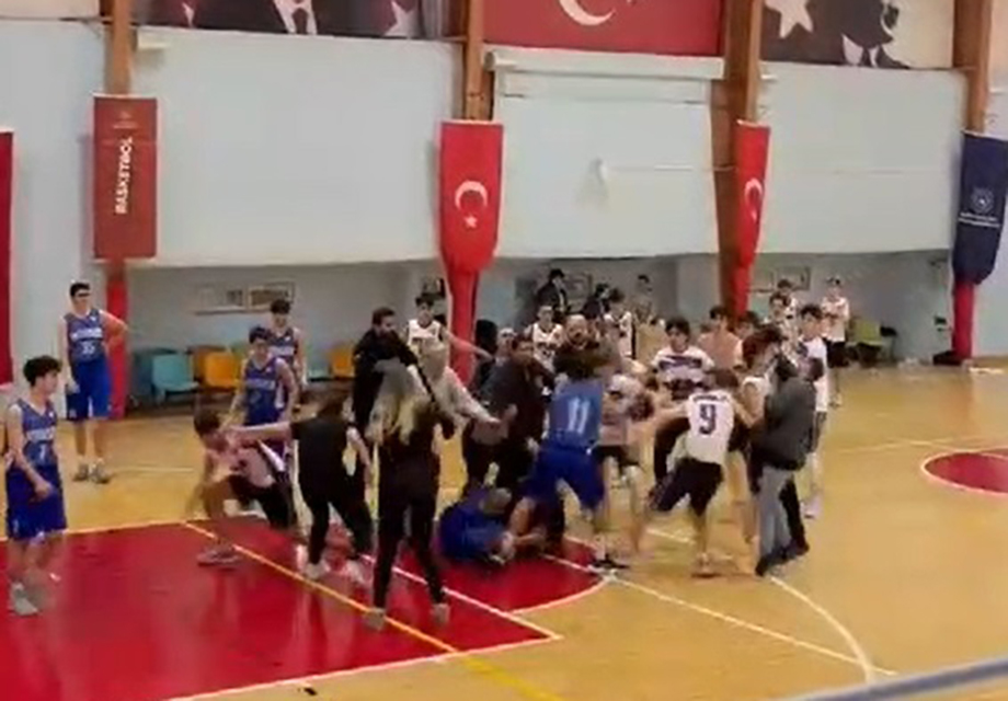 U16 maçında basket sahası boks ringine döndü