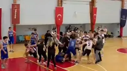 U16 maçında basket sahası boks ringine döndü