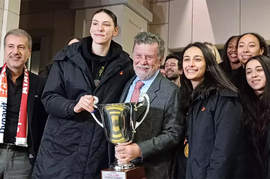 Dünya şampiyonu Eczacıbaşı yurda döndü