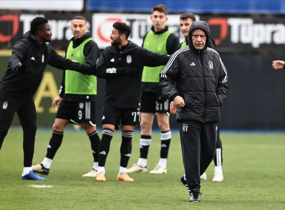 Beşiktaş'ta gidecekler belli oluyor: Sözleşmeleri yenilenmeyecek - 3 Beşiktaş'ta gidecekler belli oluyor: Sözleşmeleri yenilenmeyecek - 3