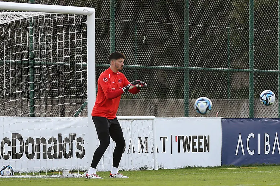 İngiltere'de gündem Altay Bayındır - 1 İngiltere'de gündem Altay Bayındır - 1