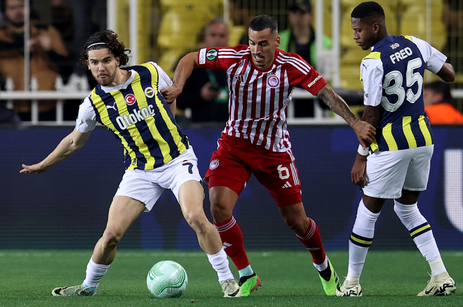 Olympiakoslu futbolcudan Ferdi Kadıoğlu'na skandal hareket: Hiçbir hakem göremedi