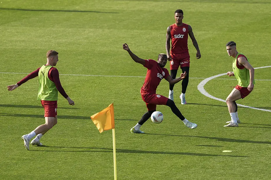 Galatasaray antrenmanında talihsiz an - 14