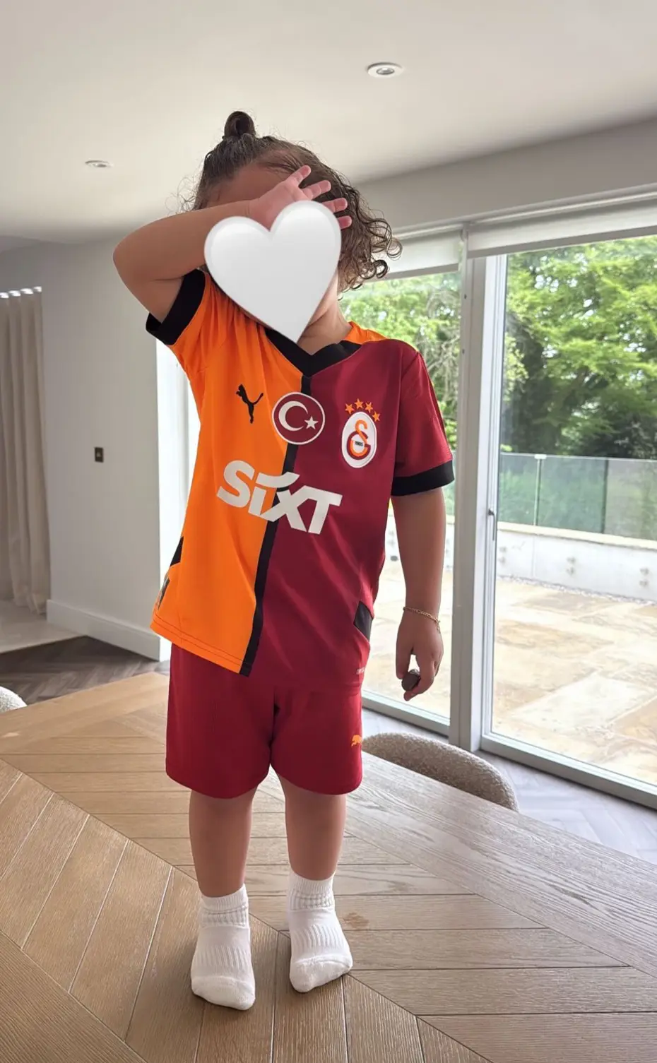 Galatasaray formalı fotoğraf, Leeds'te krize yol açtı - 2 Galatasaray formalı fotoğraf, Leeds'te krize yol açtı - 2