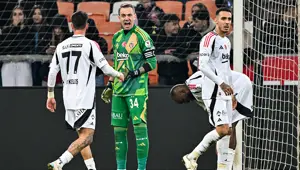 Mert Günok soyunma odasında isyan etti: Hedefinde iki yabancı futbolcu vardı Mert Günok soyunma odasında isyan etti: Hedefinde iki yabancı futbolcu vardı