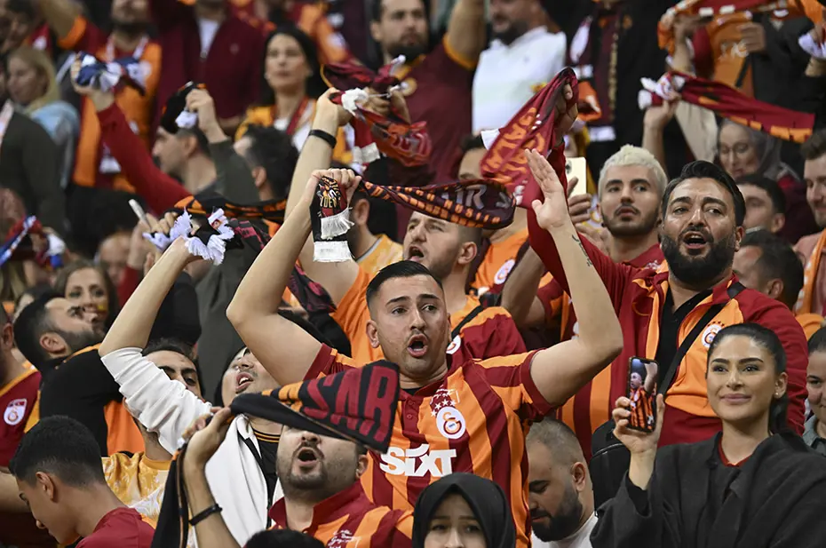 Galatasaraylı taraftarlardan Konya'ya akın: Uçaklarda yer kalmadı - 6 Galatasaraylı taraftarlardan Konya'ya akın: Uçaklarda yer kalmadı - 6