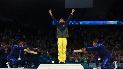 Simone Biles'ı geçen Rebeca Andrade altın madalyanın sahibi oldu