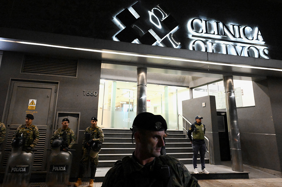 Maradona'nın öldüğü kliniğe şafak operasyonu: Yüzlerce belgeye el konuldu