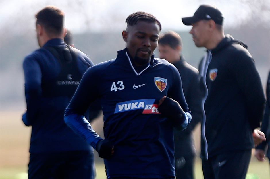 Bernard Mensah 4 hafta yok