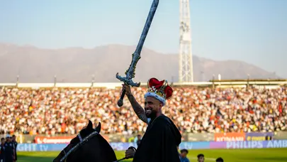Arturo Vidal için görülmemiş tören: Helikopterle geldi, kılıç kuşanıp ata bindi