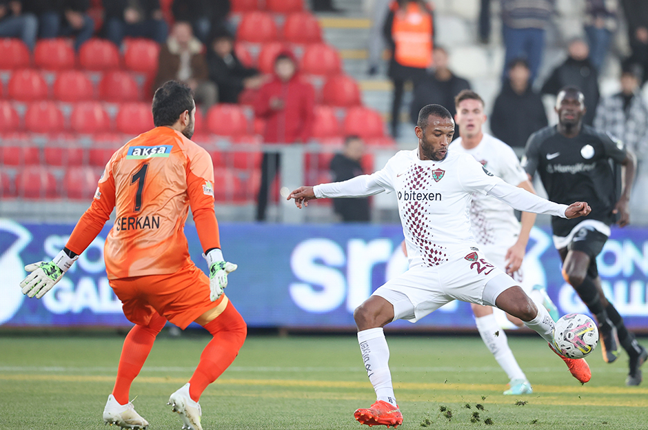 Ümraniye'de iki oyuncuya kadro dışı