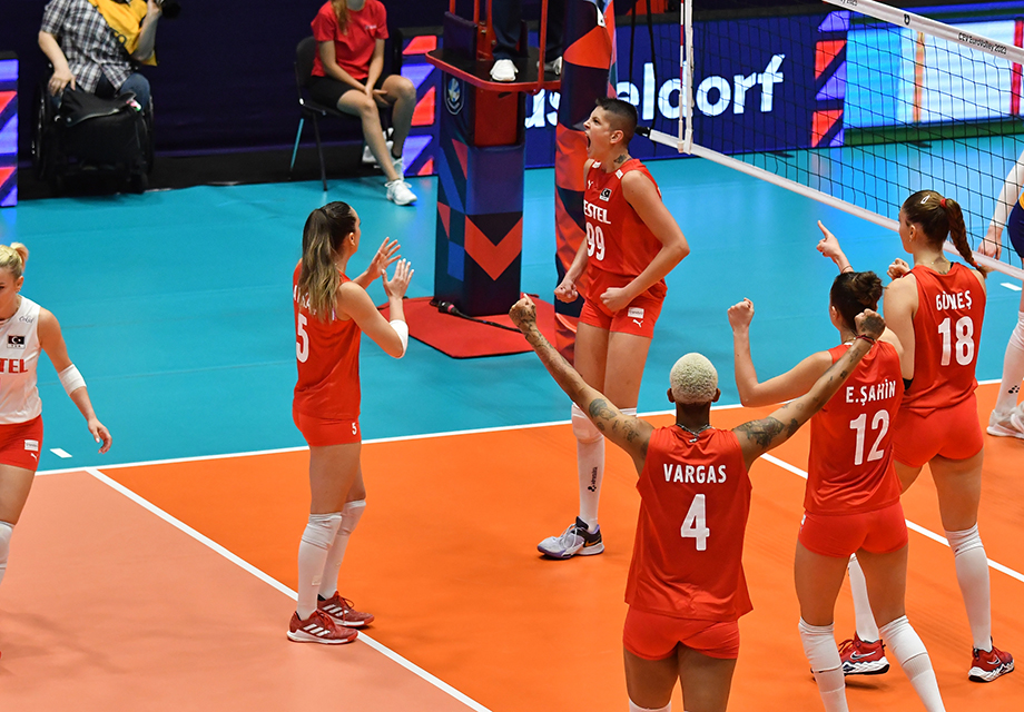 SON DAKİKA | Filenin Sultanları, Avrupa Şampiyonası'nda çeyrek finalde