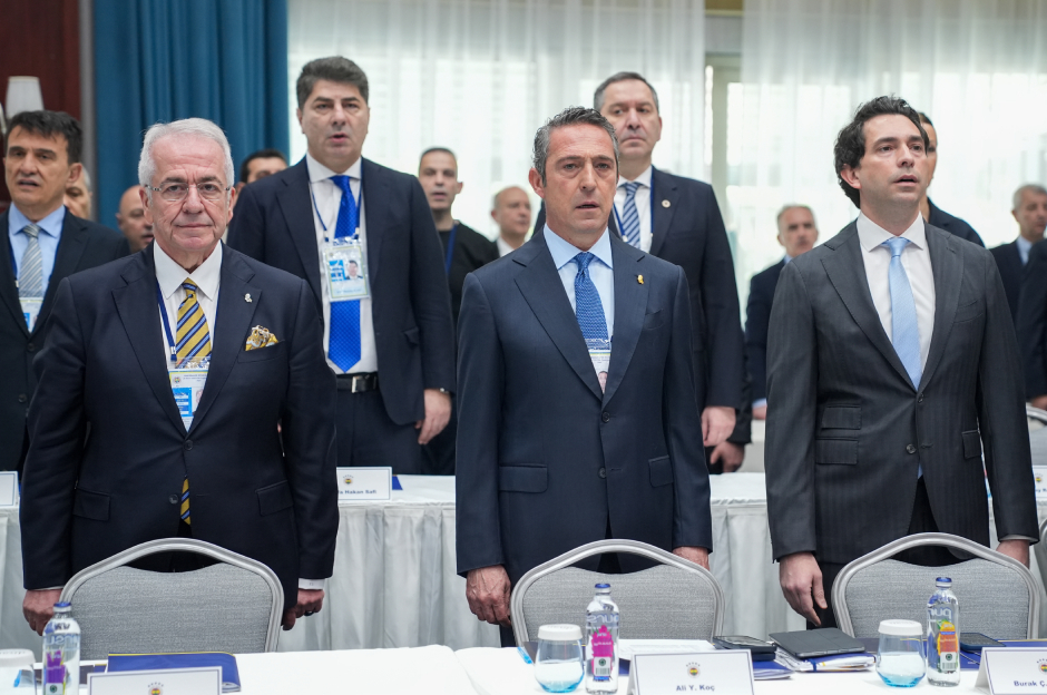 Fenerbahçe'deki tarihi toplantı sırasında olay protesto: Ellerinde pankartlarla geldiler