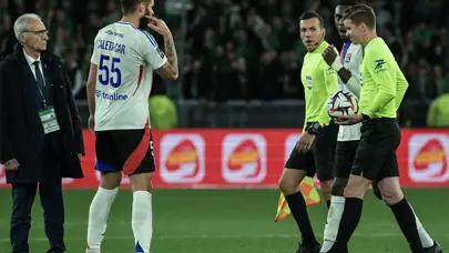 Derbide büyük olay: Hakeme yabancı madde isabet edince olanlar oldu