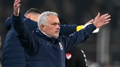 "Okan Buruk, Mourinho'yu yine imha etti" | Spor yazarları Fenerbahçe-Galatasaray derbisi için ne dedi?