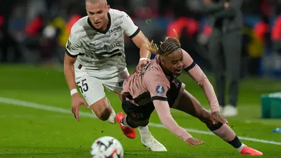 Beşiktaş'tan defansa sürpriz transfer girişimi: "Birkaç saat içinde netleşecek"