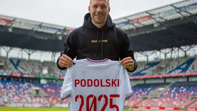 37 yaşındaki Lukas Podolski 2 yıllık imzayı attı