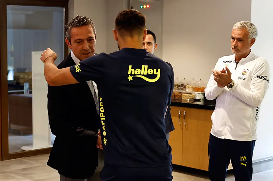 Fenerbahçe'den Dzeko ve Tadic'e teşekkür plaketi - 3 Fenerbahçe'den Dzeko ve Tadic'e teşekkür plaketi - 3