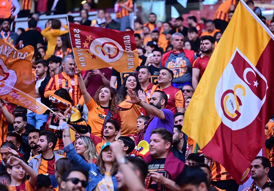 Görkemli kutlama: Şampiyon Galatasaray kupalarına kavuştu - 15 Görkemli kutlama: Şampiyon Galatasaray kupalarına kavuştu - 15