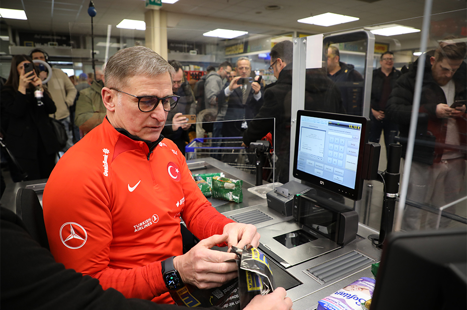Stefan Kuntz, depremzedelere yardım için kasiyerlik yaptı