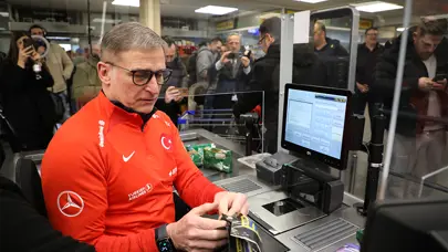 Stefan Kuntz, depremzedelere yardım için kasiyerlik yaptı