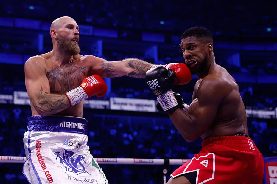 Anthony Joshua, Robert Helenius'u nakavt etti, 2.5 yıl sonra bir ilki başardı - 3