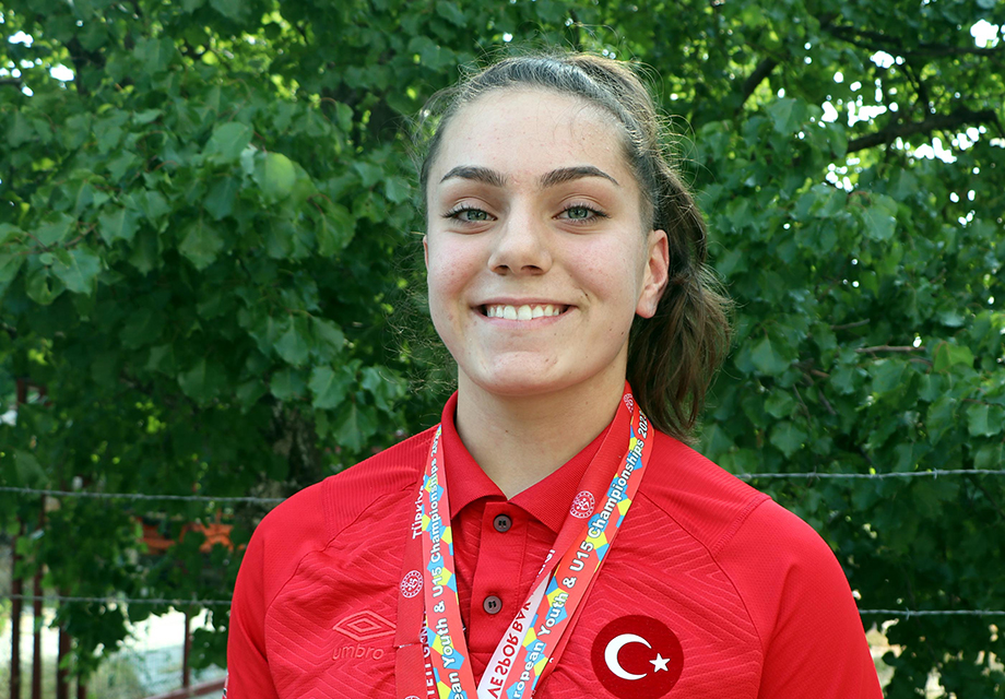 Milli halterci Yağmur, antrenman için 220 kilometre yol katediyor