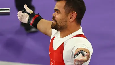 Abdullah Kayapınar'dan Paris 2024 Paralimpik Oyunları'nda gümüş madalya