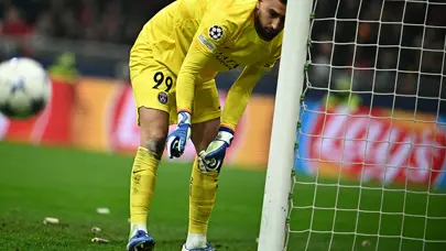 Şampiyonlar Ligi'nde geceye damga vuran olay: Sahaya para yağdırdılar