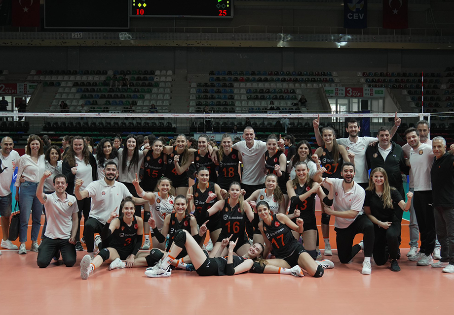 Voleybol genç kızlarda şampiyon Eczacıbaşı oldu
