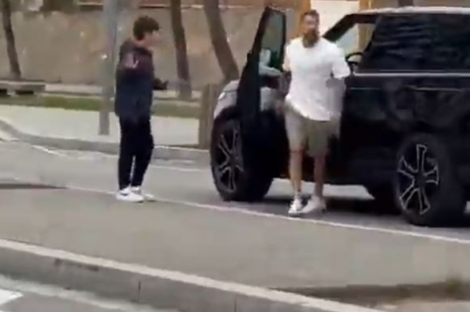 İZLE | Öfkeden çılgına dönen ünlü futbolcu, sokak ortasında taraftarla burun buruna geldi