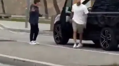 İZLE | Öfkeden çılgına dönen ünlü futbolcu, sokak ortasında taraftarla burun buruna geldi