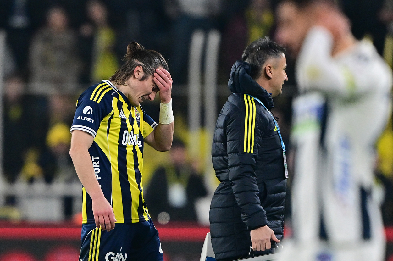 Fenerbahçe'nin Süper Lig'de dün akşam Kasımpaşa ile oynadığı maçta sakatlanan Çağlar Söyüncü, Anderson Talisca, Ederson ve Jayden Oosterwolde’nin son durumlarıyla ilgili olarak sarı lacivertli kulüpten bir açıklama yapıldı.