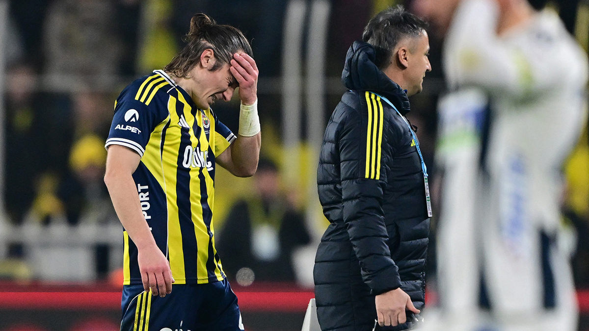 Süper Lig'de Galatasaray'ın yenildiği haftada sahasında Kasımpaşa ile 1-1 berabere kalan Fenerbahçe, ezeli rakibiyle puanını eşitleme fırsatını tepti. Son dönemde sakatlıklardan yana şanssız bir süreçten geçen sarı-lacivertliler, Kasımpaşa maçında da önemli eksikler verdi.