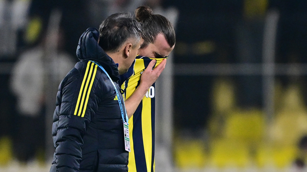 ÇAĞLAR VE OOSTERWOLDE DE SAKATLANDI Nottingham Forest maçında Milan Skriniar'ın sakatlanmasının ardından Fenerbahçe bu akşamki Kasımpaşa karşılaşmasında 2 stoperini daha kaybetti. Çağlar Söyüncü ve Jayden Oosterwolde ilk 11 başladığı müsabakada sakatlandı ve maçı tamamlayamadı.