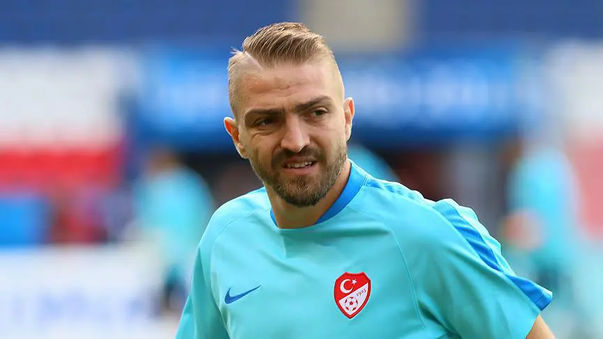 Caner Erkin futbolu bıraktığını resmen duyurdu