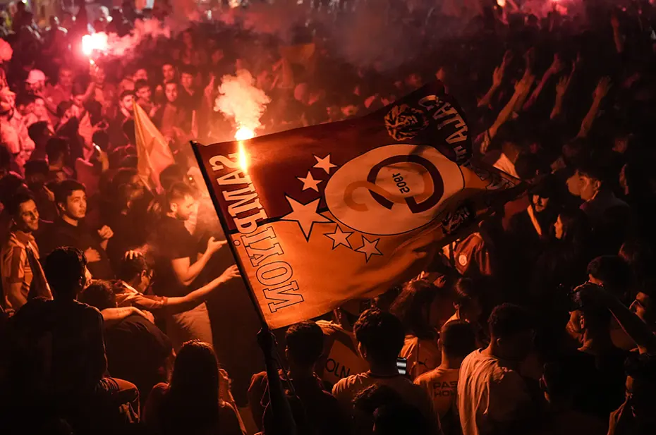 Galatasaraylı taraftarların şampiyonluk ve 5. yıldız kutlamalarından unutulmaz fotoğraflar - 47 Galatasaraylı taraftarların şampiyonluk ve 5. yıldız kutlamalarından unutulmaz fotoğraflar - 47