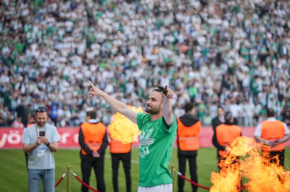 Bursaspor şampiyonluk kupasını 45 bin kişinin önünde aldı - 3