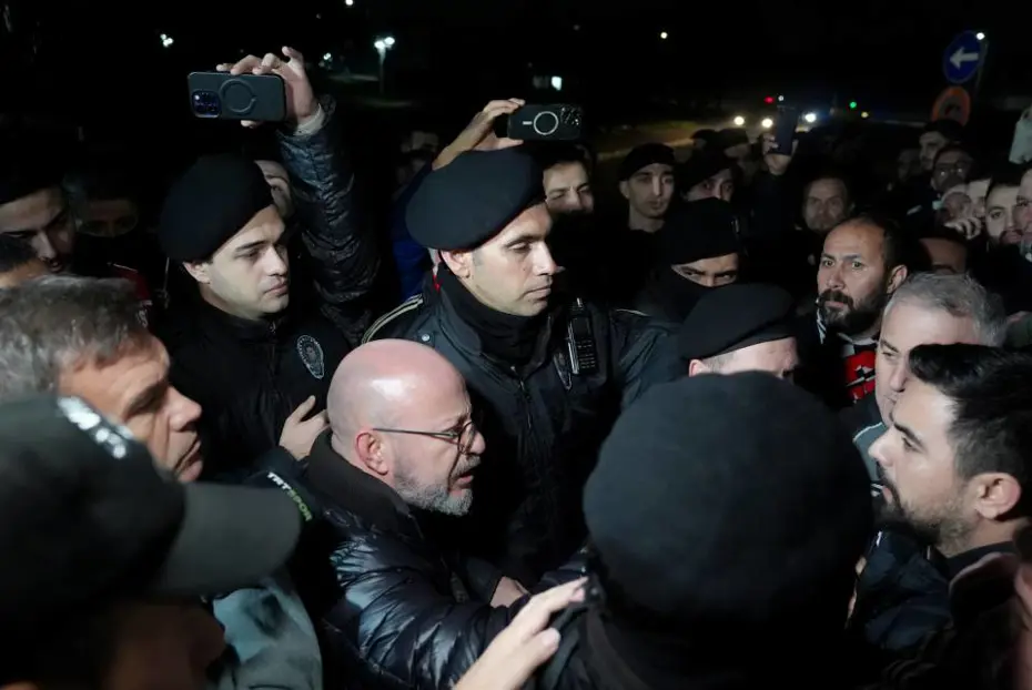 Beşiktaş kafilesine büyük tepki: Necip Uysal taraftarın isyanına cevap verdi - 4