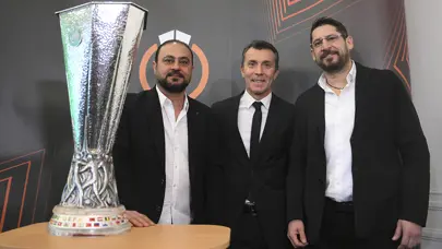Galatasaraylı eski futbolcular 24 yıl sonra UEFA Kupası'yla birlikte