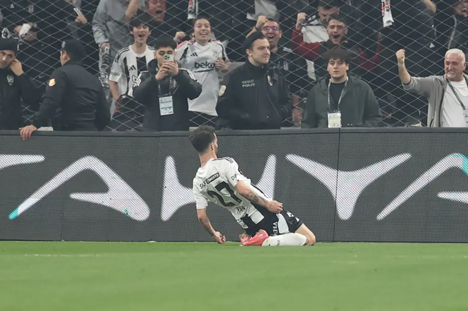 "Galatasaray'ın gelecek sezon yeni bir hocaya ihtiyacı var" | Spor yazarları derbi için ne dedi? - 13 "Galatasaray'ın gelecek sezon yeni bir hocaya ihtiyacı var" | Spor yazarları derbi için ne dedi? - 13