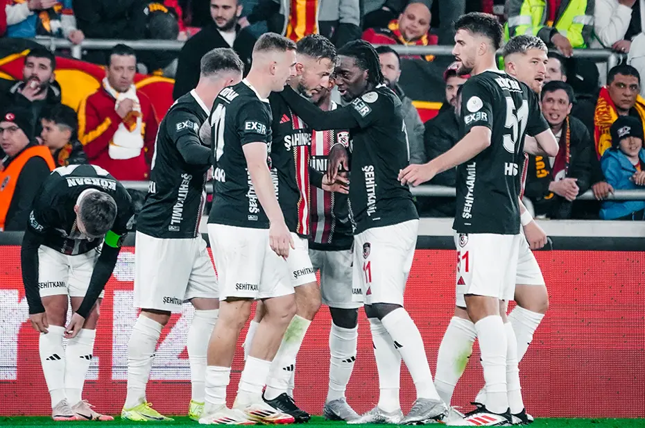 Süper Lig maçına kaleci damgası: Penaltı kurtardı, asist yaptı - 4
