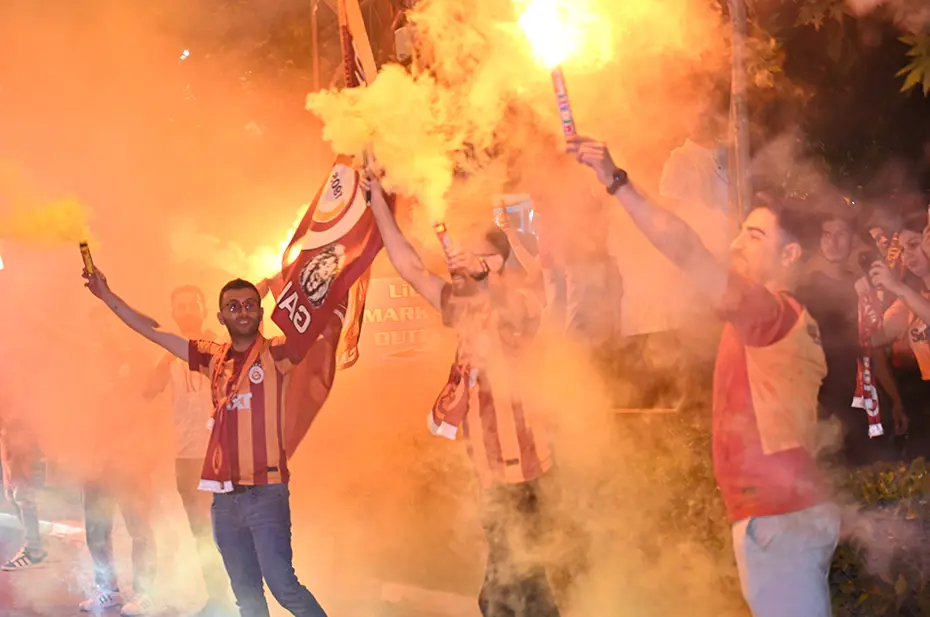 Galatasaraylı taraftarların şampiyonluk ve 5. yıldız kutlamalarından unutulmaz fotoğraflar - 38 Galatasaraylı taraftarların şampiyonluk ve 5. yıldız kutlamalarından unutulmaz fotoğraflar - 38