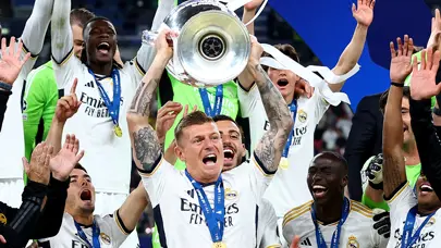 Toni Kroos, Real Madrid'e Şampiyonlar Ligi kupasıyla veda etti