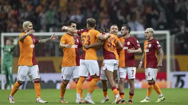 Galatasaray, Manchester United deplasmanında ilk peşinde