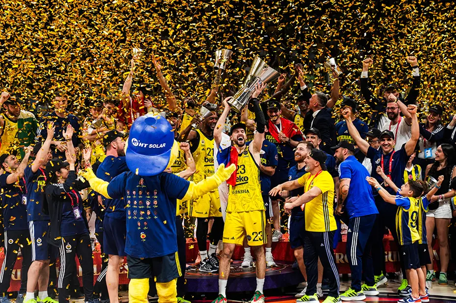 Fenerbahçe Beko kupasına kavuştu: Törende kaptan Melih'ten büyük jest - 5