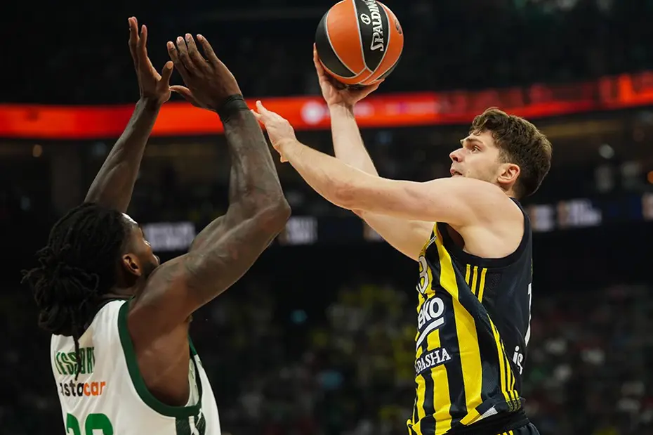 Fenerbahçe-Panathinaikos maçının ilk yarısının sonunda olay: Hakemlerle tartıştı - 2