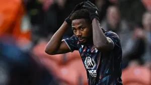 Galatasaray forması giyen Emmanuel Dennis, Başakşehir için geliyor Galatasaray forması giyen Emmanuel Dennis, Başakşehir için geliyor