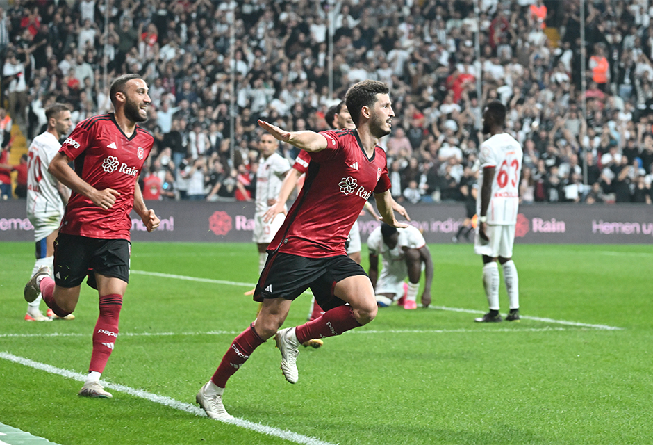 Salih Uçan'dan kariyerinde ilk