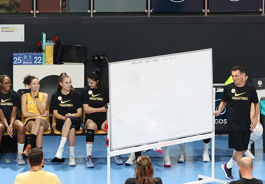 VakıfBank, sezonun ilk tam kadro antrenmanını yaptı